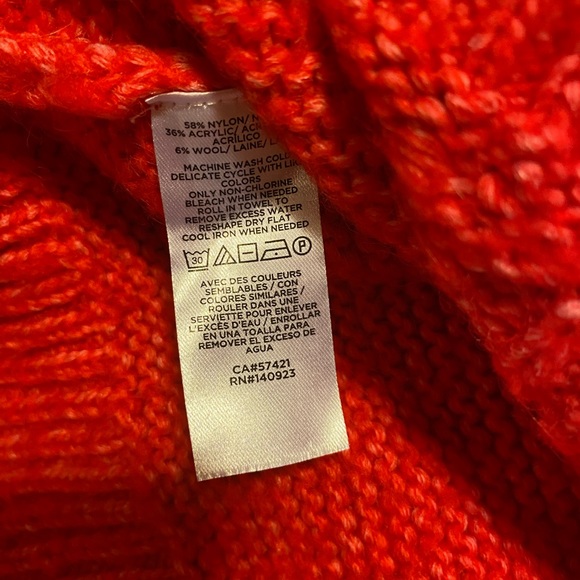 Loft Women's Cropped Turtleneck Chunky
Cable Knit Sweater Size small - Picture 4 of 6